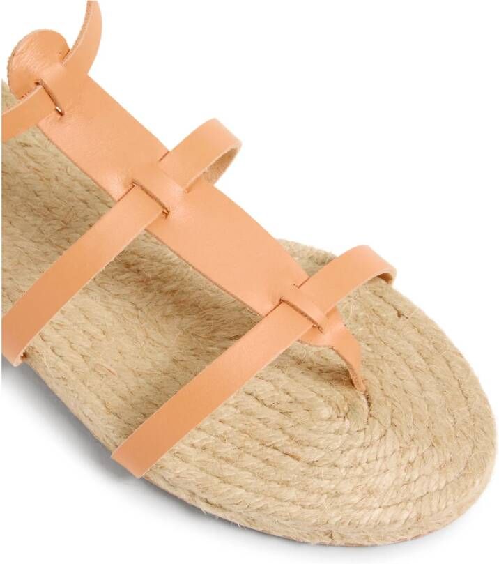 Castañer Beperkte oplage x Ancient Greek Sandals. Delos leren sandalen met enkelband met zijdelingse metalen gesp. Beige Dames