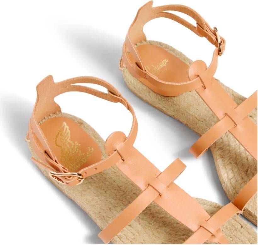 Castañer Beperkte oplage x Ancient Greek Sandals. Delos leren sandalen met enkelband met zijdelingse metalen gesp. Beige Dames