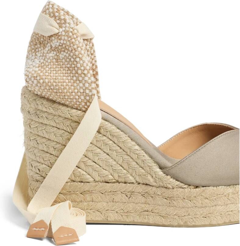 Castañer Chiara sateen espadrilles met striksluiting en 11 cm sleehak met dubbele platform. Beige Dames