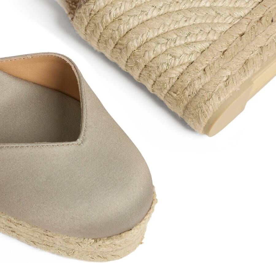 Castañer Chiara sateen espadrilles met striksluiting en 11 cm sleehak met dubbele platform. Beige Dames