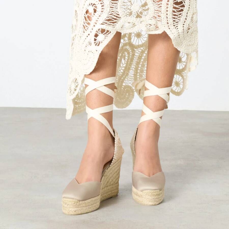 Castañer Chiara sateen espadrilles met striksluiting en 11 cm sleehak met dubbele platform. Beige Dames