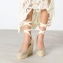 Castañer Chiara sateen espadrilles met striksluiting en 11 cm sleehak met dubbele platform. Beige Dames - Thumbnail 14