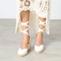 Castañer Chiara biologisch katoenen espadrilles met striksluiting en 9 cm sleehak. White Dames - Thumbnail 13