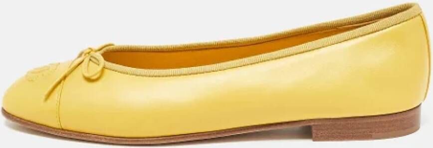 Chanel Vintage Pre-owned Leather flats Yellow Dames