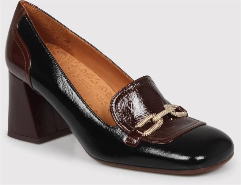 Chie Mihara Glanzende leren pumps met kettingdetail Black Dames