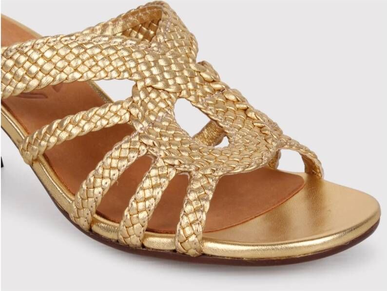 Chie Mihara Handgeweven leren sandalen met patenteffect Yellow Dames