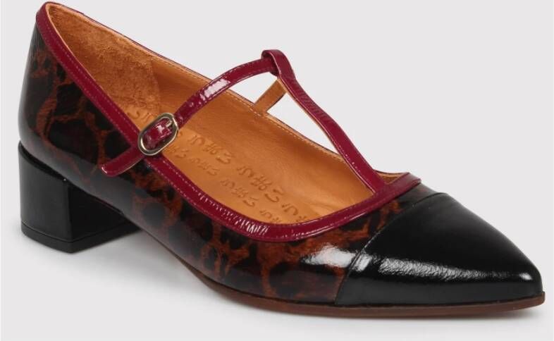 Chie Mihara Pumps met dierenprint en gespsluiting Red Dames