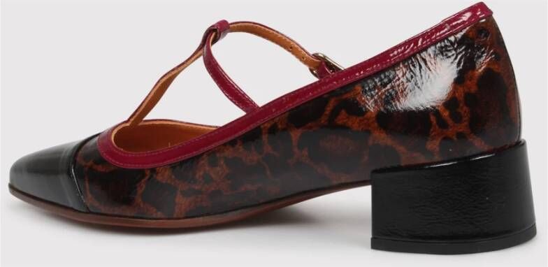 Chie Mihara Pumps met dierenprint en gespsluiting Red Dames