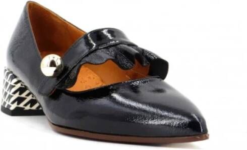 Chie Mihara Zwarte lakleren pumps met metalen accessoire Black Dames