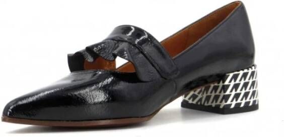 Chie Mihara Zwarte lakleren pumps met metalen accessoire Black Dames