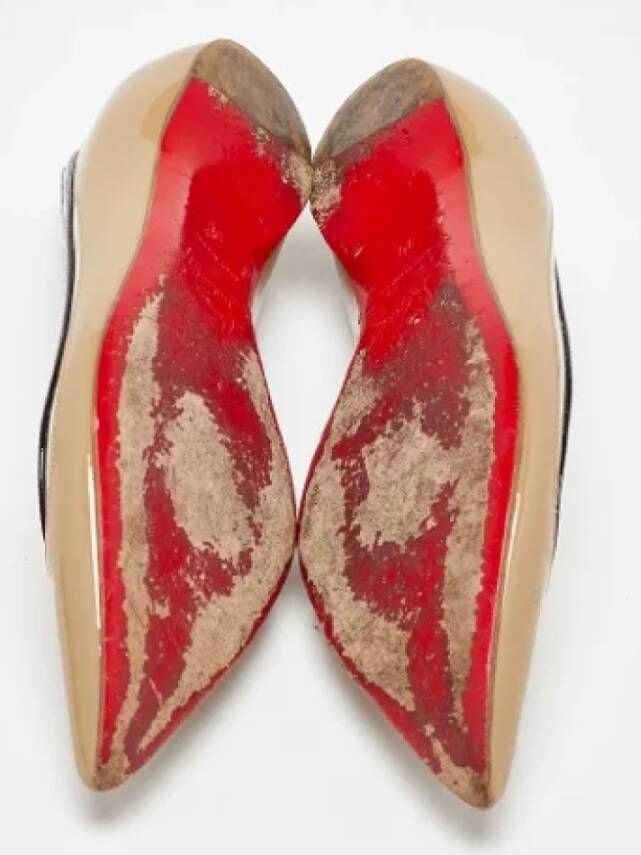 Christian Louboutin Pre-owned Fabric flats Beige Dames