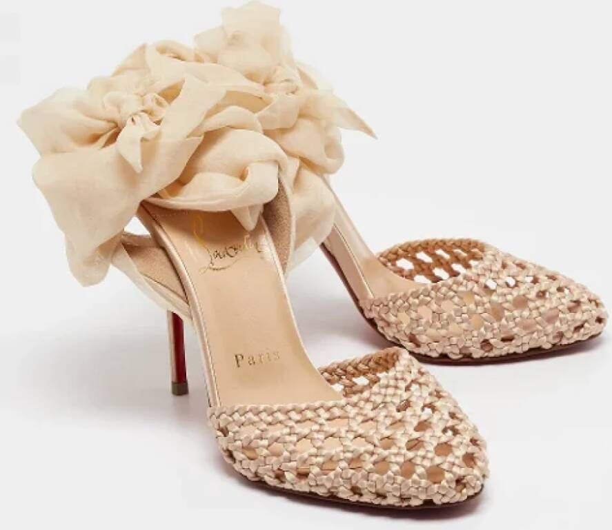 Christian Louboutin Pre-owned Fabric heels Beige Dames