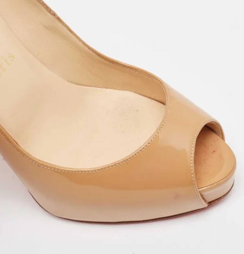 Christian Louboutin Pre-owned Fabric heels Beige Dames