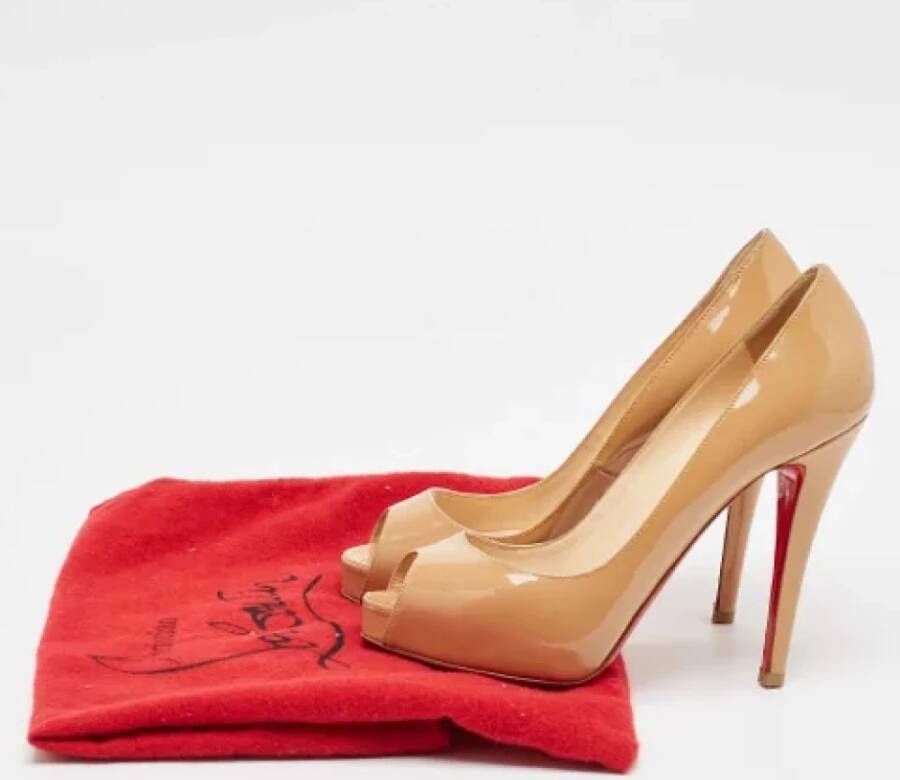 Christian Louboutin Pre-owned Fabric heels Beige Dames