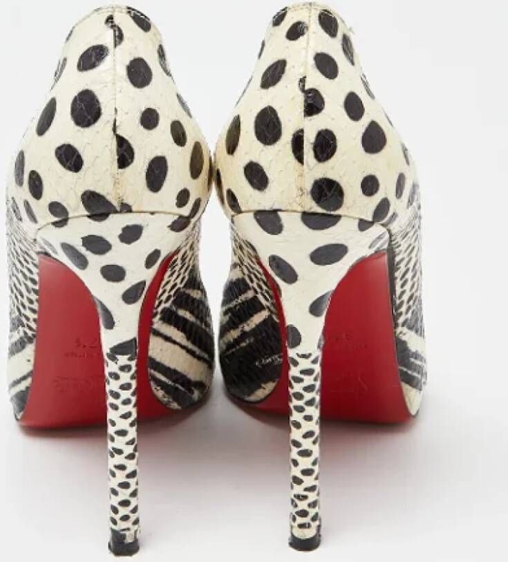 Christian Louboutin Pre-owned Fabric heels Black Dames