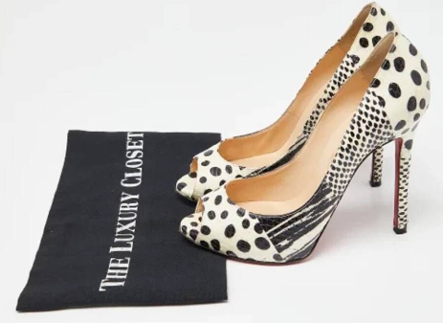 Christian Louboutin Pre-owned Fabric heels Black Dames