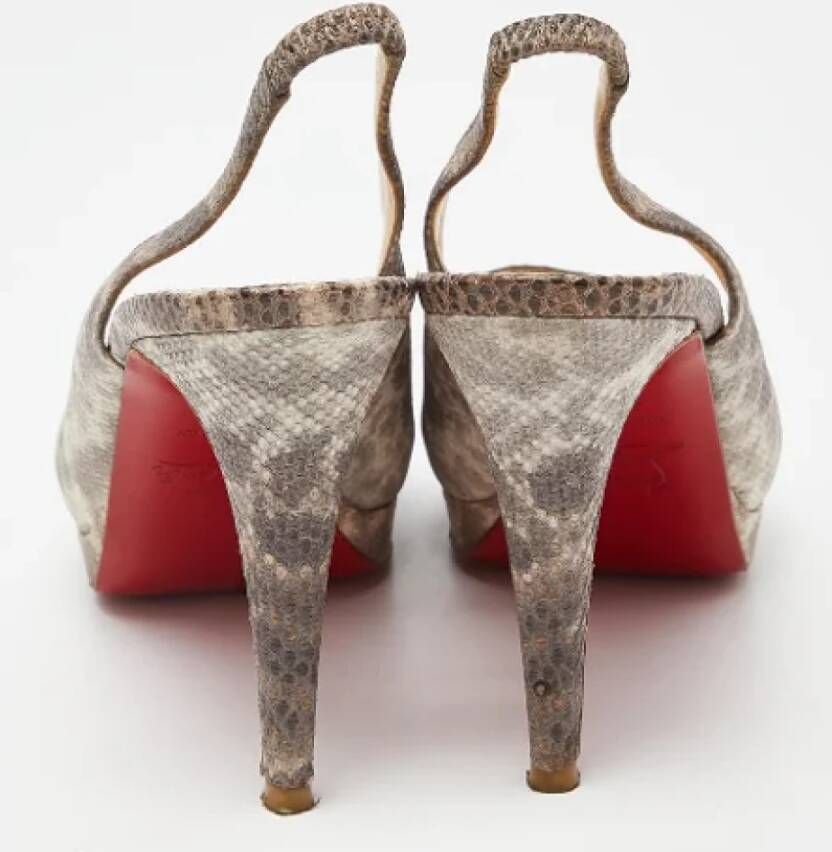 Christian Louboutin Pre-owned Fabric heels Brown Dames