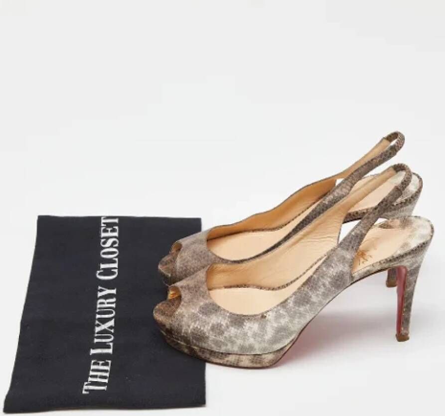 Christian Louboutin Pre-owned Fabric heels Brown Dames