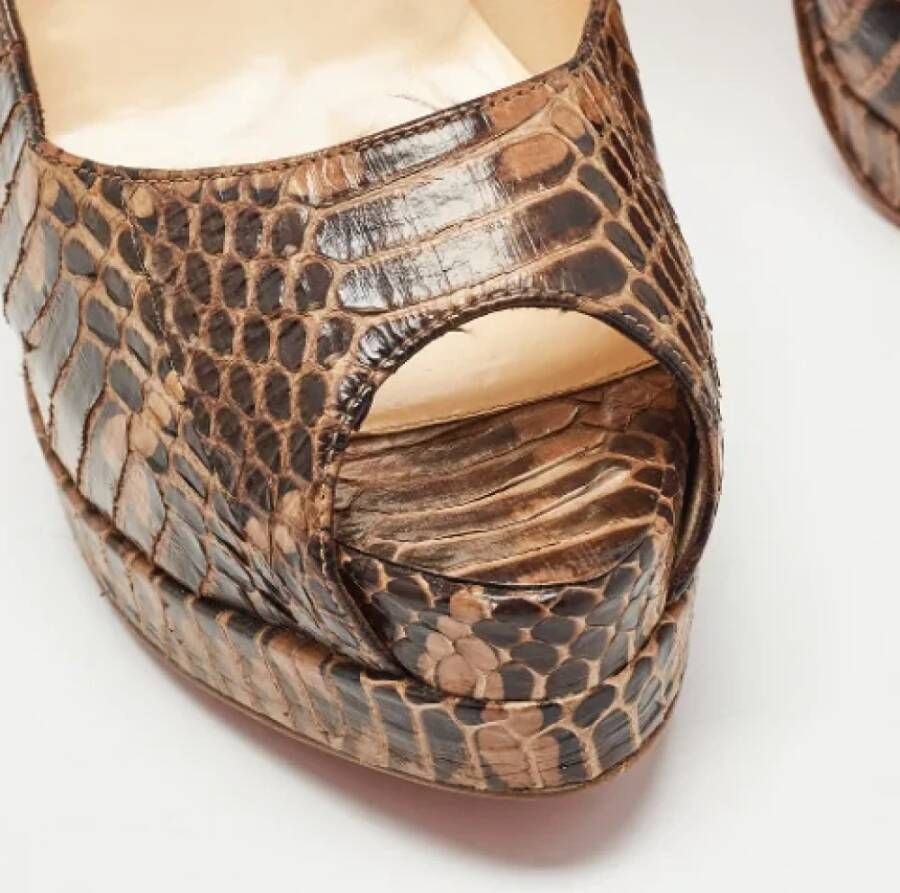 Christian Louboutin Pre-owned Fabric heels Brown Dames