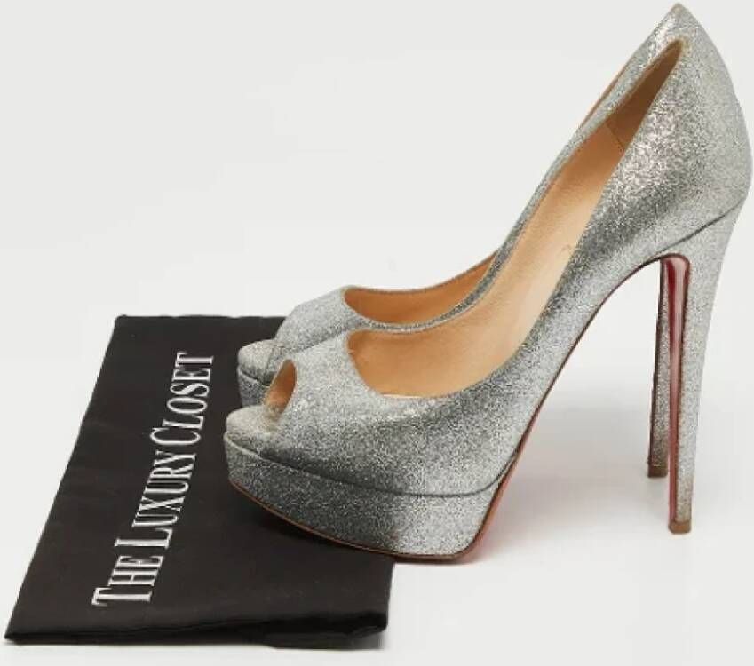 Christian Louboutin Pre-owned Fabric heels Gray Dames