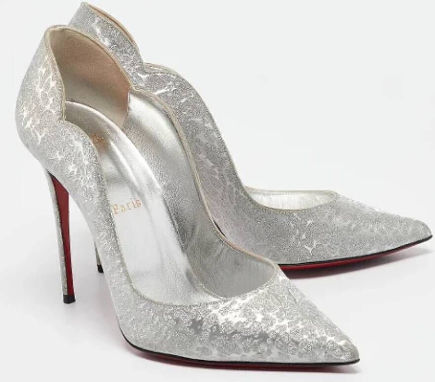 Christian Louboutin Pre-owned Fabric heels Gray Dames