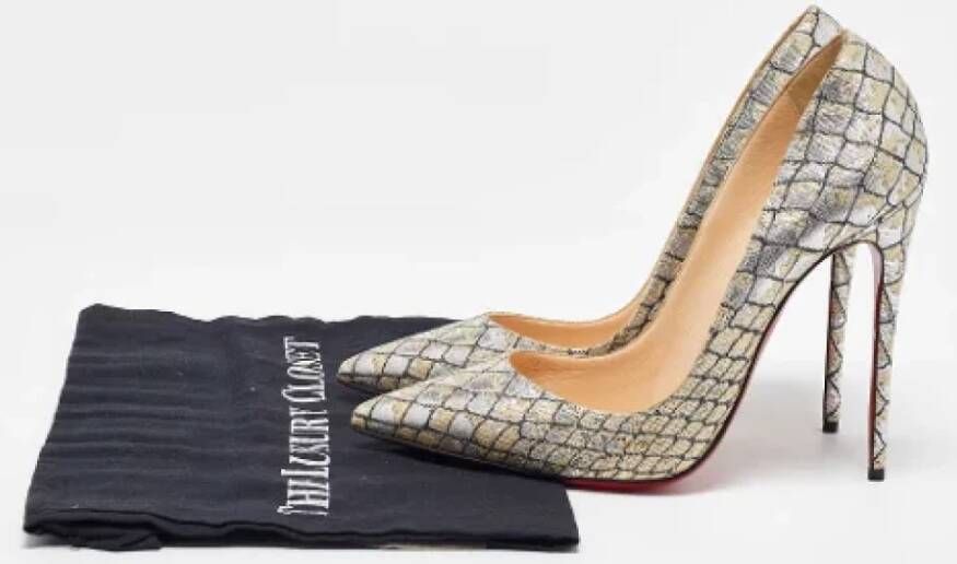 Christian Louboutin Pre-owned Fabric heels Gray Dames