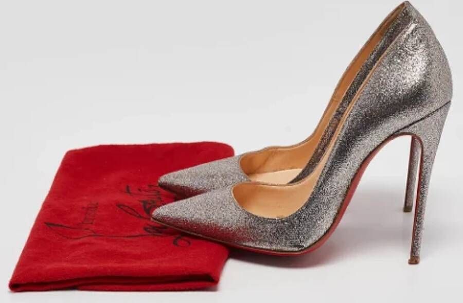 Christian Louboutin Pre-owned Fabric heels Gray Dames