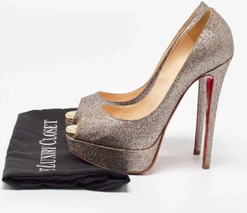 Christian Louboutin Pre-owned Fabric heels Gray Dames