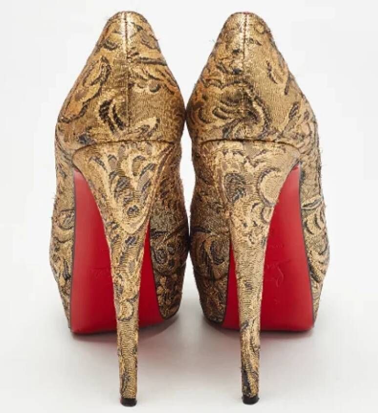 Christian Louboutin Pre-owned Fabric heels Yellow Dames