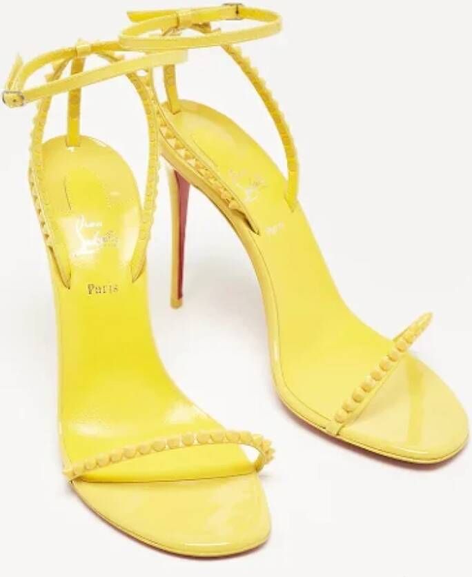 Christian Louboutin Pre-owned Fabric sandals Yellow Dames