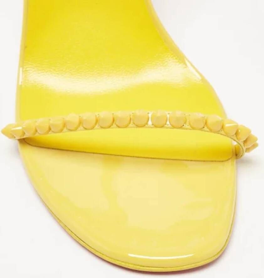 Christian Louboutin Pre-owned Fabric sandals Yellow Dames