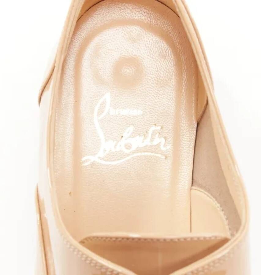 Christian Louboutin Pre-owned Leather flats Beige Dames