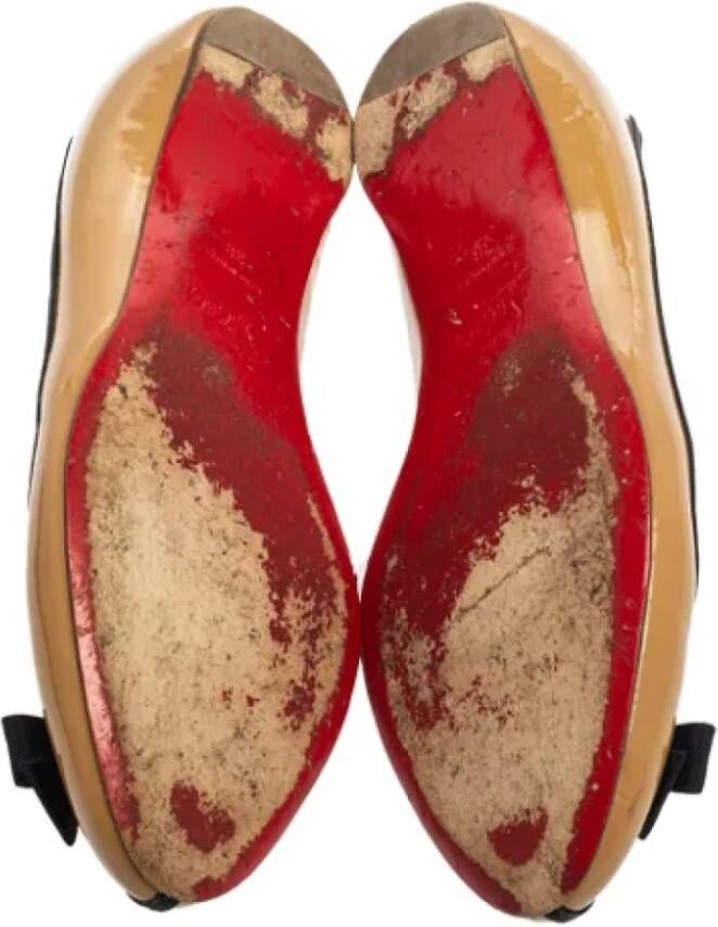 Christian Louboutin Pre-owned Leather flats Beige Dames