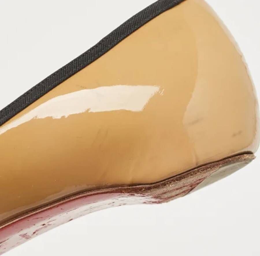 Christian Louboutin Pre-owned Leather flats Beige Dames