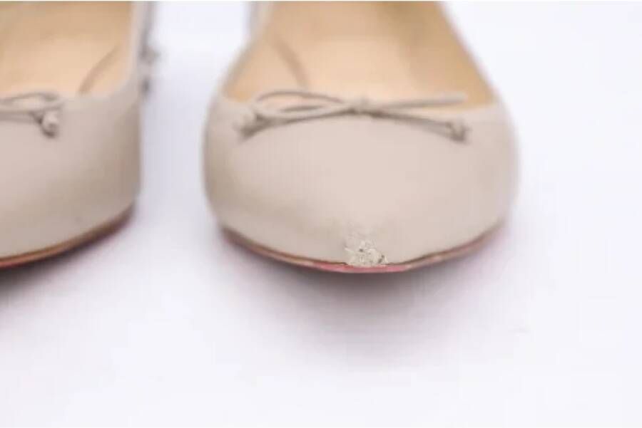 Christian Louboutin Pre-owned Leather flats Beige Dames