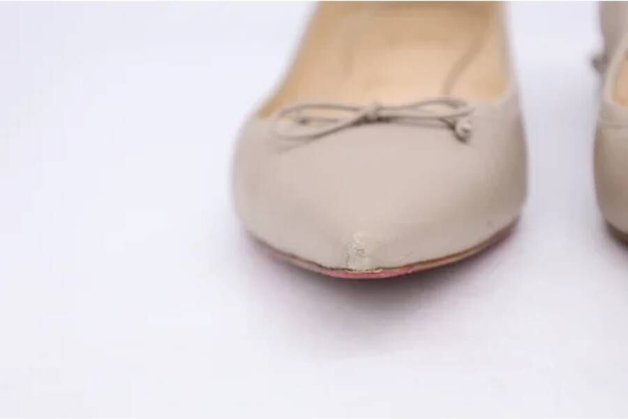 Christian Louboutin Pre-owned Leather flats Beige Dames