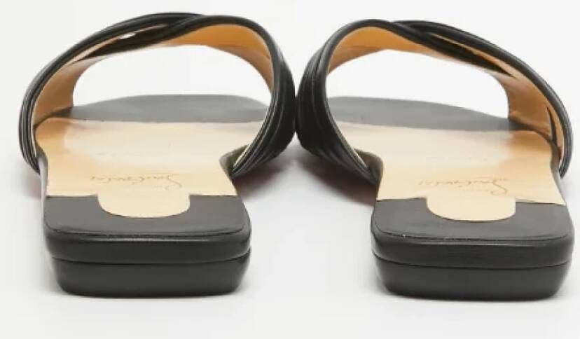 Christian Louboutin Pre-owned Leather flats Black Dames