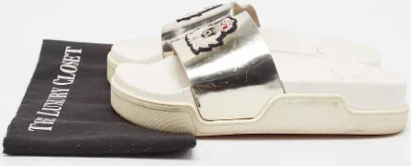 Christian Louboutin Pre-owned Leather flats Gray Dames