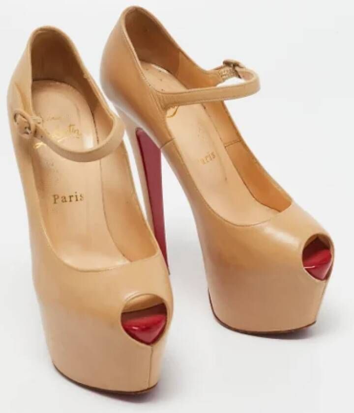 Christian Louboutin Pre-owned Leather heels Beige Dames