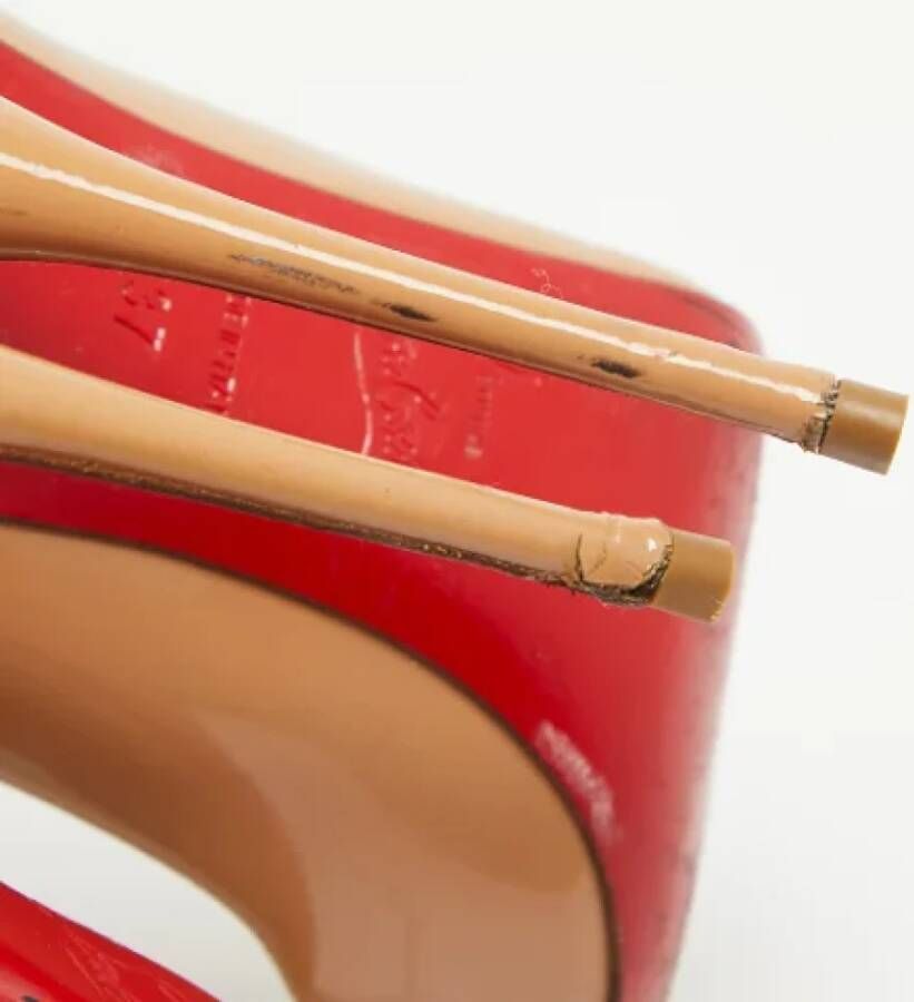 Christian Louboutin Pre-owned Leather heels Beige Dames