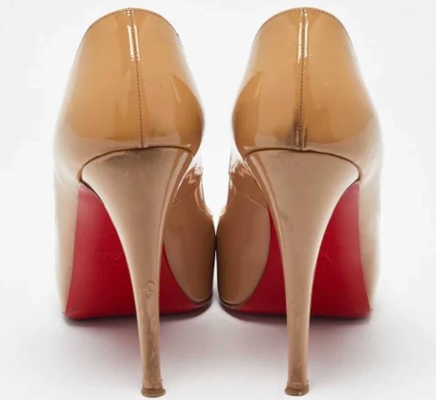 Christian Louboutin Pre-owned Leather heels Beige Dames