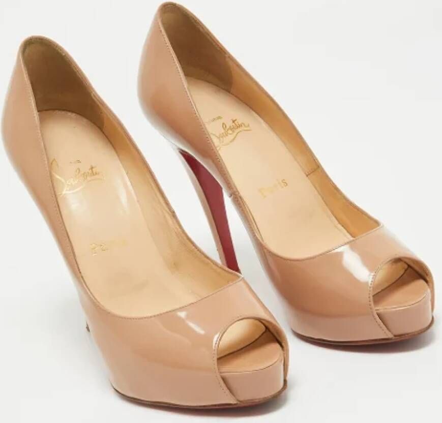 Christian Louboutin Pre-owned Leather heels Beige Dames