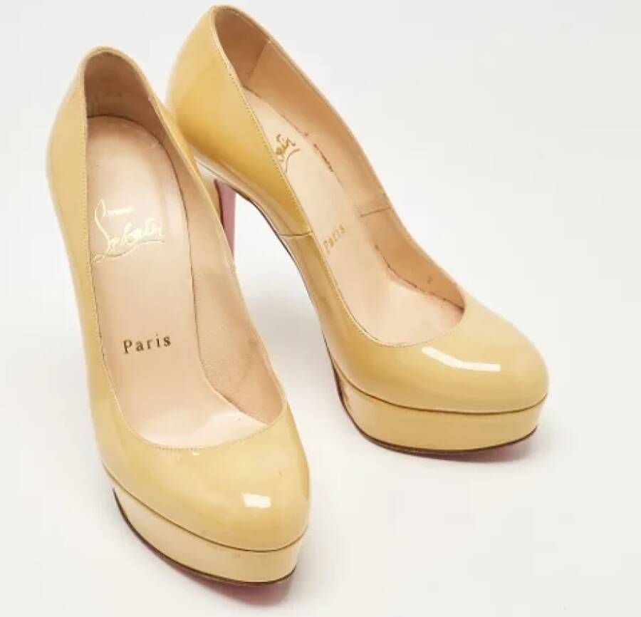 Christian Louboutin Pre-owned Leather heels Beige Dames