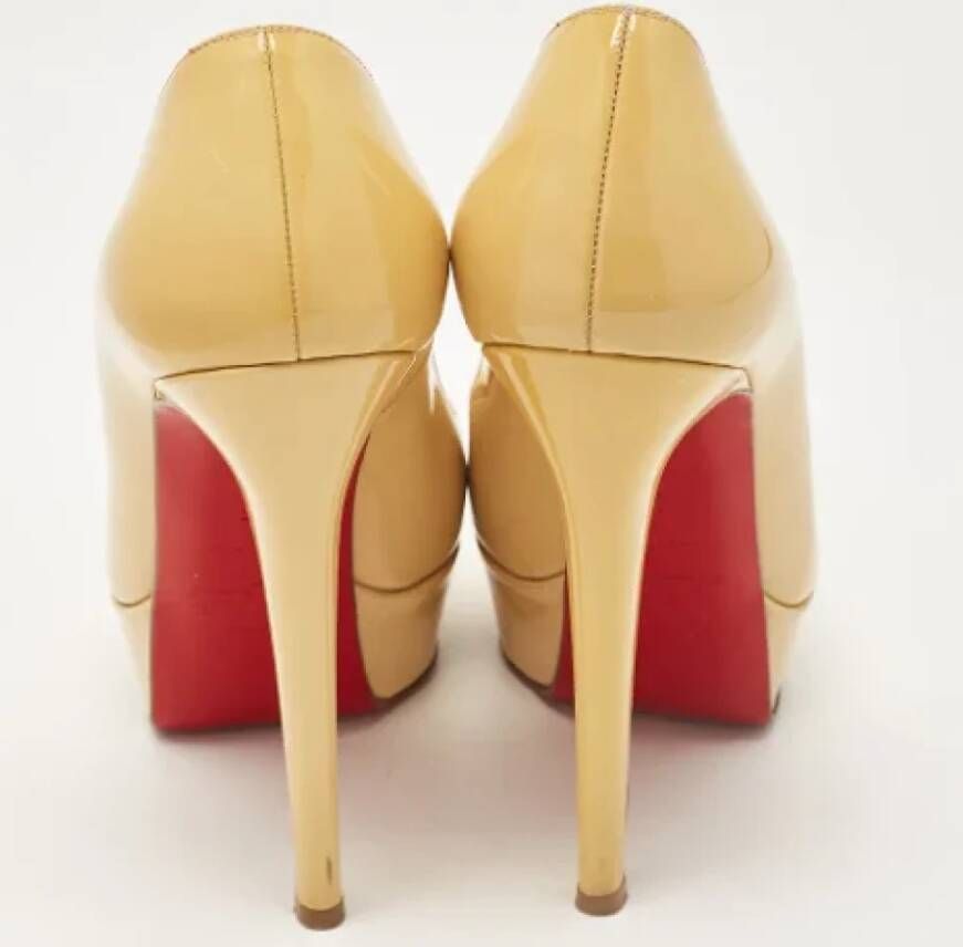 Christian Louboutin Pre-owned Leather heels Beige Dames