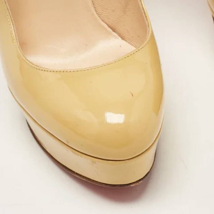 Christian Louboutin Pre-owned Leather heels Beige Dames