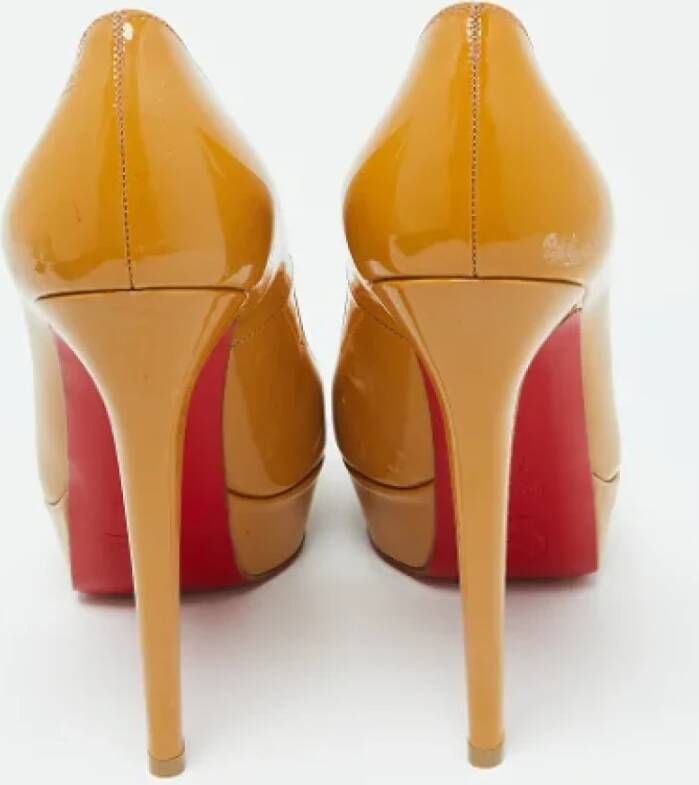 Christian Louboutin Pre-owned Leather heels Beige Dames