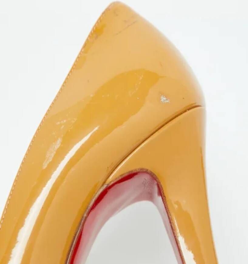 Christian Louboutin Pre-owned Leather heels Beige Dames