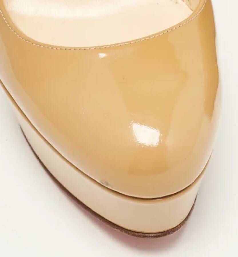 Christian Louboutin Pre-owned Leather heels Beige Dames