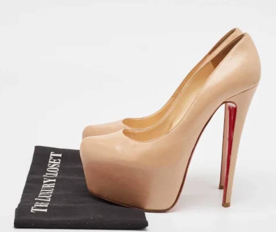 Christian Louboutin Pre-owned Leather heels Beige Dames