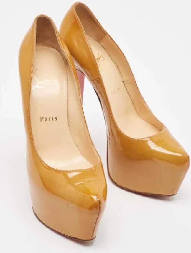 Christian Louboutin Pre-owned Leather heels Beige Dames